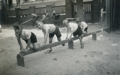 502134 Afbeelding van enkele spelende kinderen op het schoolplein van de Fröbelschool Ondiep 63 te Utrecht.